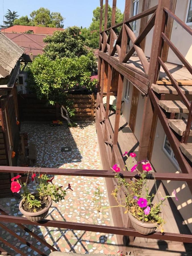 Hôtel Gostevoy Dom Samir à Gagra Extérieur photo